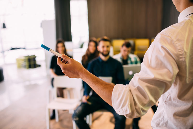 FÜHREN. Führung muss zu den Menschen, zur Kultur und zur Rolle passen. Ich entwickle dafür passgenaue Formate – vom Teamlead bis zur Leitungsebene.